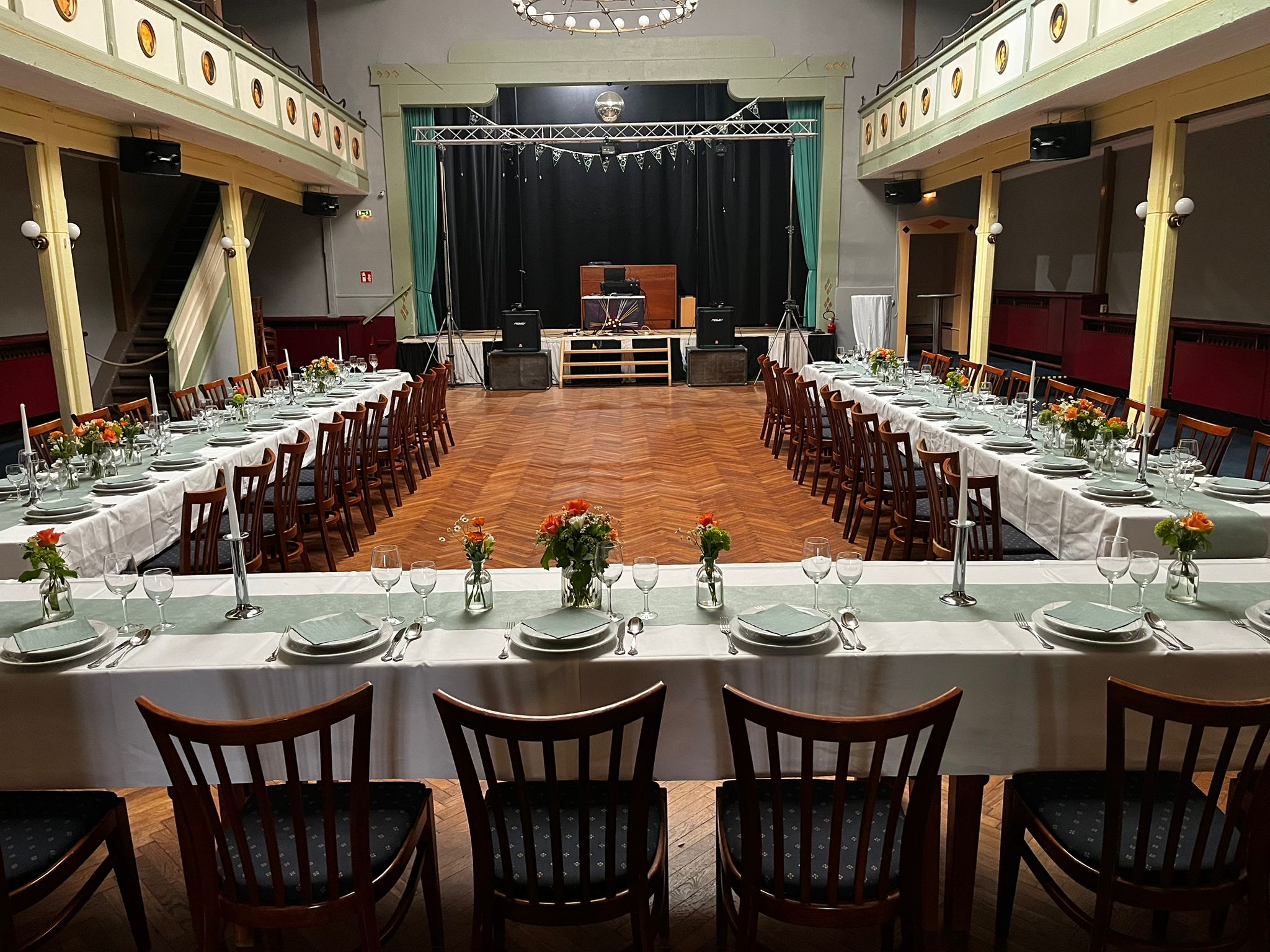 Festlich gedeckter Odeon Saal
