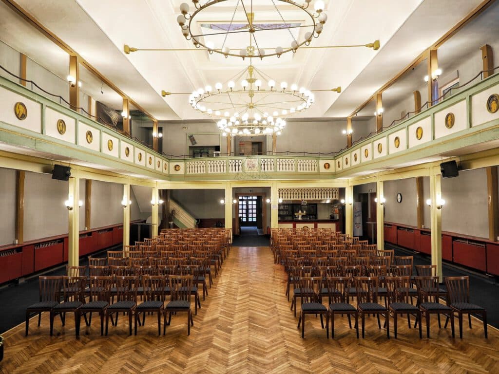 Konferenzsaal-Stuhlreihen