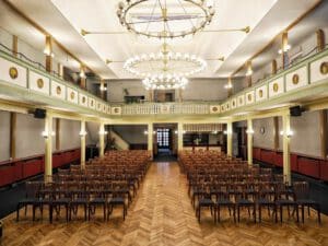 Konferenzsaal-Stuhlreihen